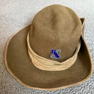 Vintage Australian Military Forces Slouch Hat with Badge! 23” around band! 7 3/8